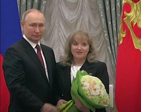 Владимир Путин вручил государственную награду учителю из Лысьвы