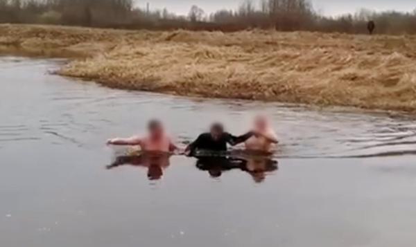 В Пермском крае полицейские задержали закладчика, переплыв реку