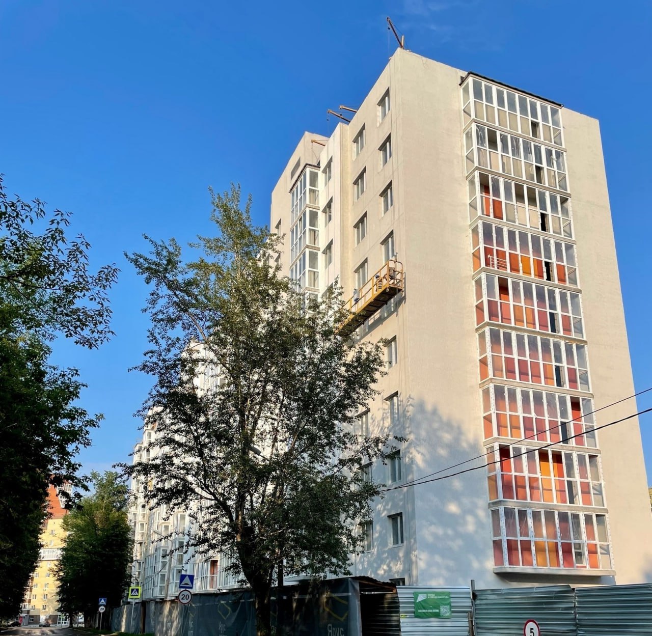 В муниципальном доме на улице Чайковского в Перми начался монтаж крыши