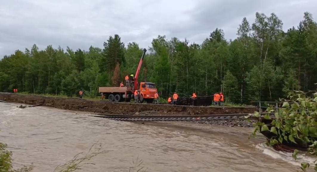 Пермяки застряли в Бурятии, где поток реки повредил железную дорогу