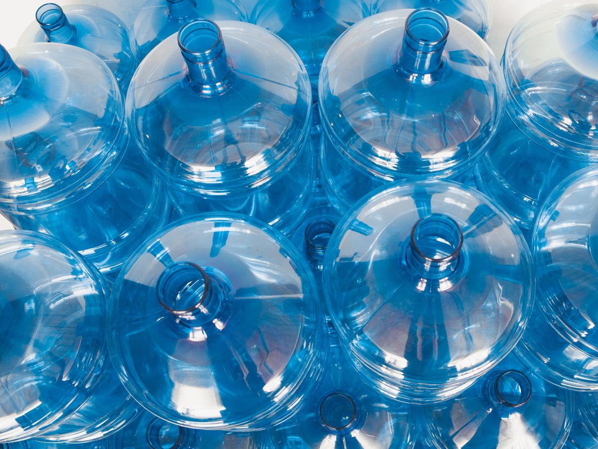 Вода пустые бутылки пластик
