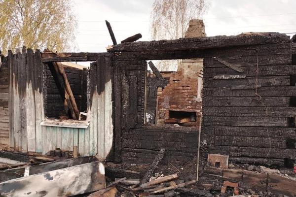 Следком начал проверку по факту гибели на пожаре в Пермском крае двух человек 