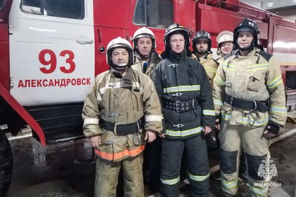 В Александровске пожарные спасли двух человек из горящей квартиры