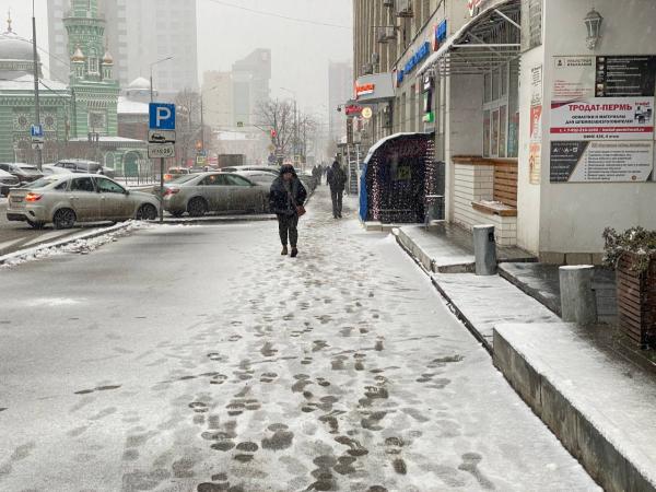 В краевом минприроды объяснили происхождение жёлтого снега на улицах Перми