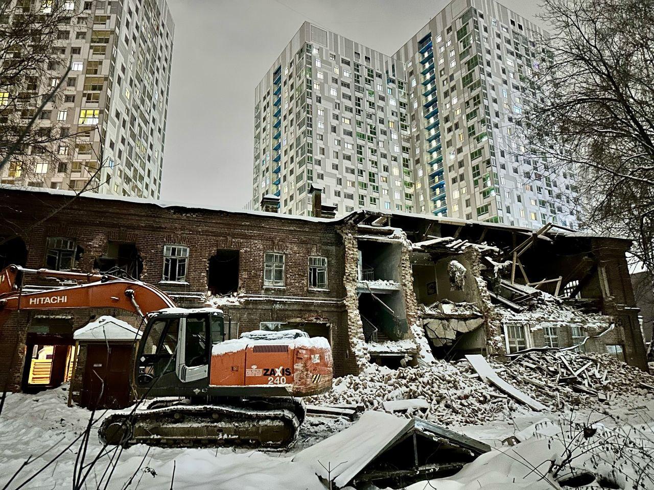 В Перми снесли фонтан рядом с историческим зданием «Биомеда»