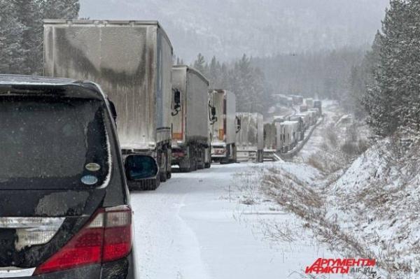 Из-за большегрузов на трассе Пермь—Екатеринбург в Суксунском районе затруднено движение