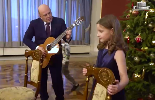 Михаил Мишустин сыграл песню вместе с 10-летней пермячкой Ириной Волковой