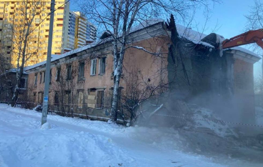 В Перми начали сносить аварийный дом на улице Байкальской, 28