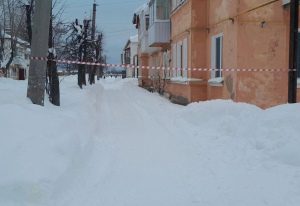 В Пермском крае на пенсионера обрушилась снежная глыба