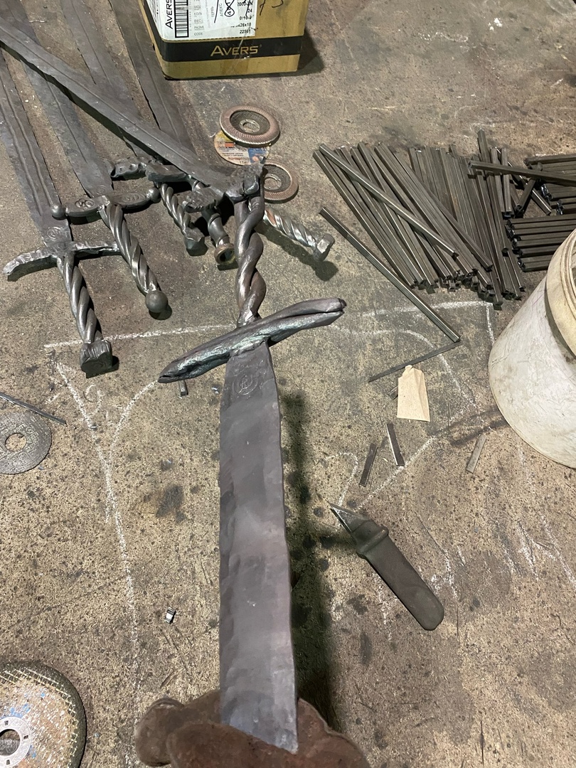 В Кунгуре создатель арт-объекта «Лыжник» делает железный трон из «Игры престолов»