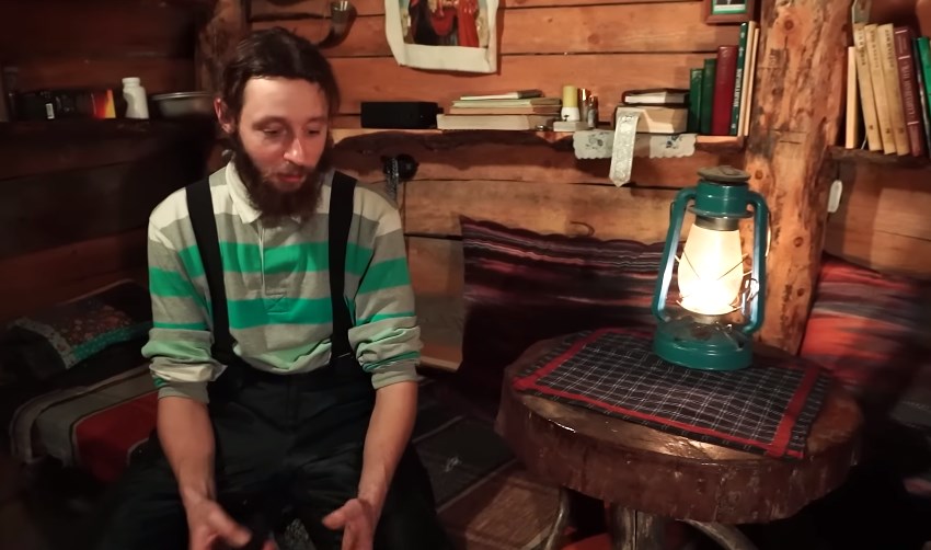 На YouTube появился репортаж о живущем в землянке отшельнике из Пермского края