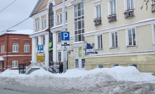 Пермяки массово жалуются на неочищенные парковочные места для инвалидов
