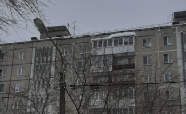 В Перми на женщину рухнула глыба снега с крыши дома