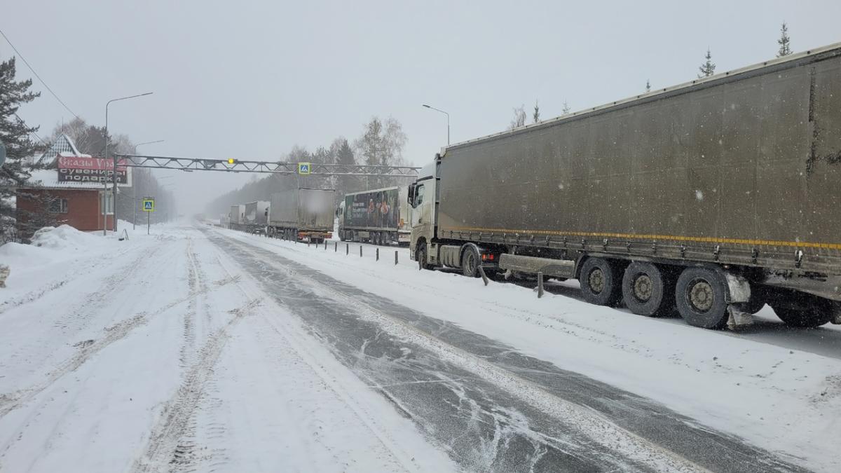 Пробка зима Пермь - Екатеринбург грузовики