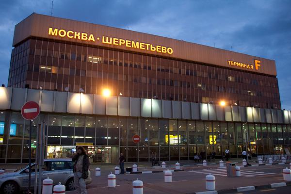 В аэропорту Шереметьево опоздавший на рейс пассажир из Перми разбил окно