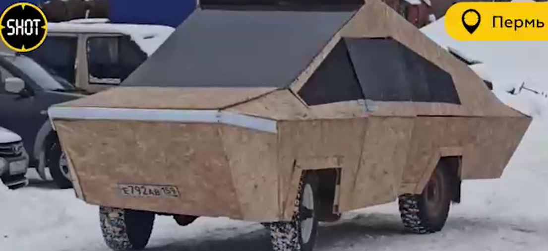 В Перми местные умельцы собрали деревянную «Теслу»