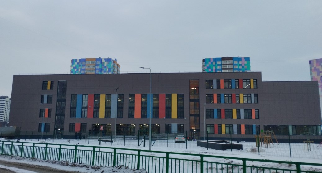 В новой пермской школе на учеников обвалилась плитка навесного потолка