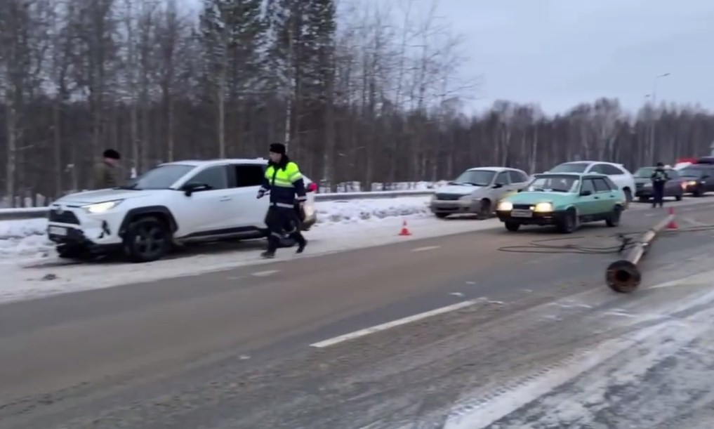 В Прикамье автокран снёс опору ЛЭП, которая упала на иномарку и убила пассажирку