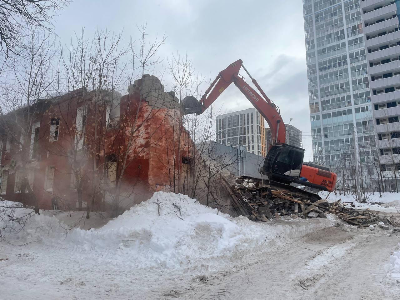 На Нефтяников в Перми начали снос аварийного дома 