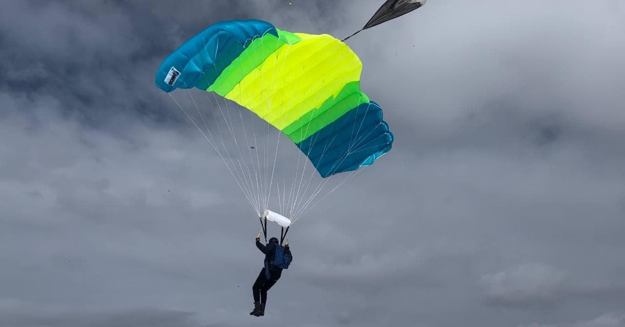 Пермские парашютисты совершат прыжки с портретами участников «Бессмертного полка»