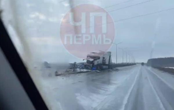 На трассе Пермь—Екатеринбург грузовик врезался в дорожное ограждение