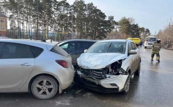 В Пермском крае водитель «Лады» протаранил несколько автомобилей на парковке