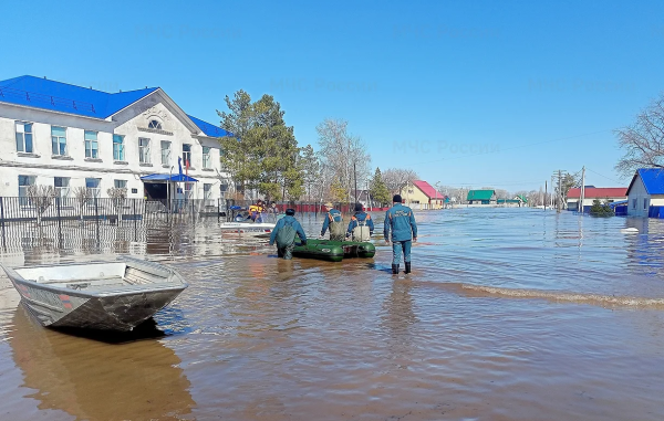 В Оренбург для борьбы с крупнейшим в истории паводком выехали спасатели из Перми