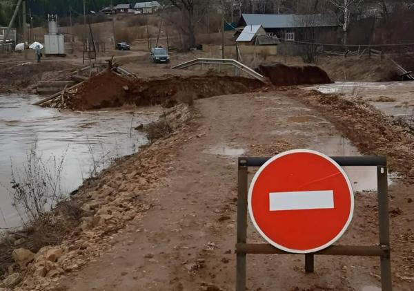 В Пермском крае паводком смыло мост через реку Гаревая