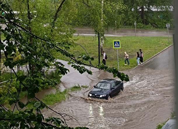 Мощный ливень в Прикамье стал причиной подтоплений на ряде улиц Чайковского