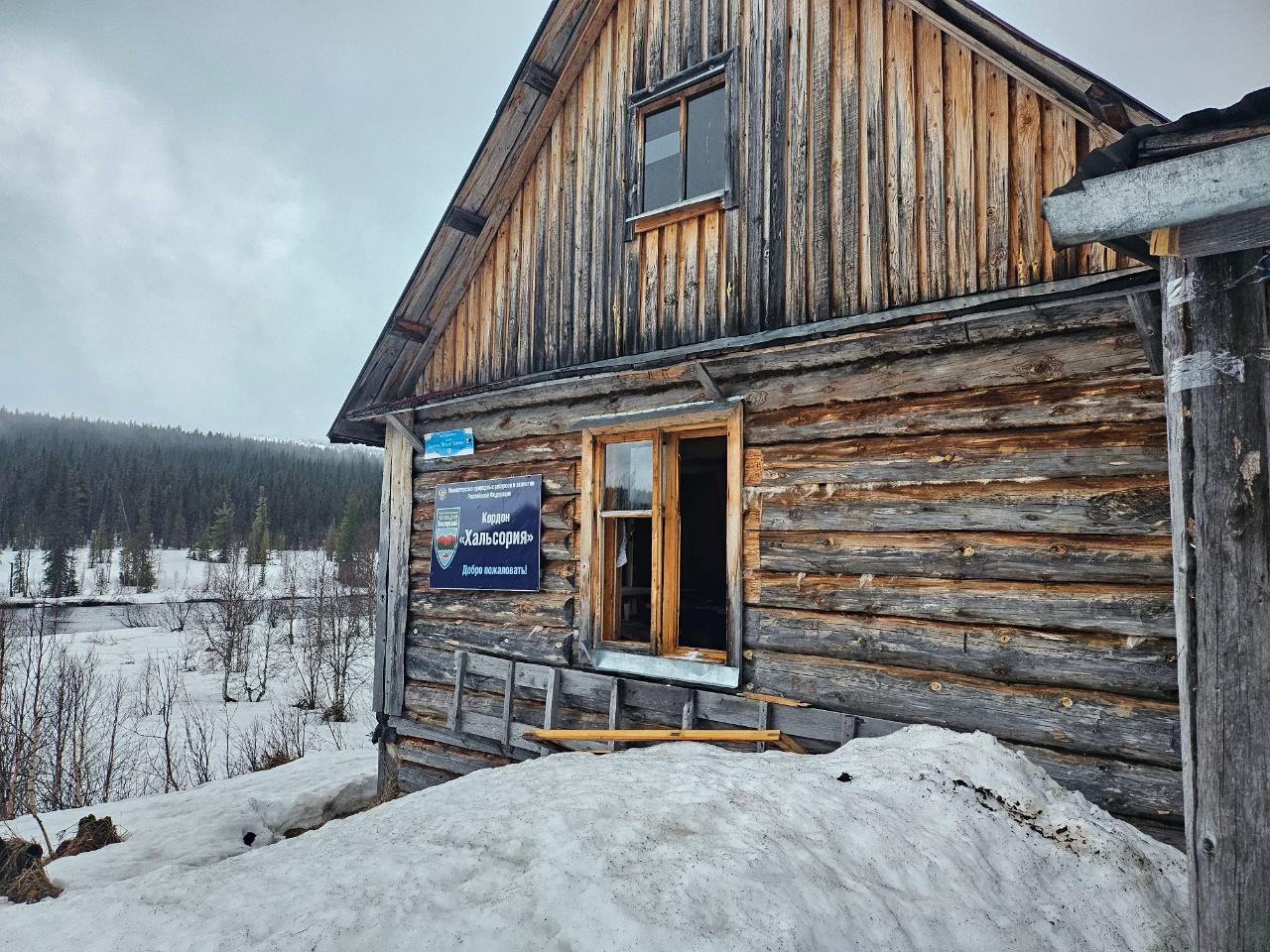 В заповеднике Пермского края медведь разгромил дом в поисках еды