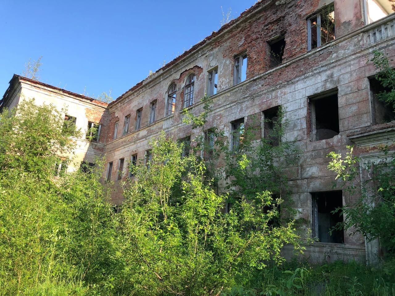В Прикамье по рекордно низкой цене продаётся земля с разрушенным зданием больницы