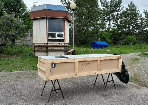 В Пермский край погибшего участника СВО привезли в деревянном ящике, а не в гробу