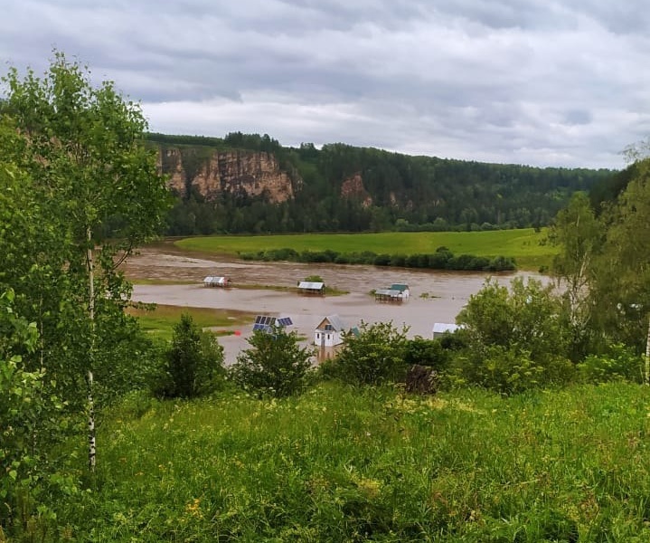 В Челябинской области почти 30 туристов из Прикамья попали в потоп и в ДТП