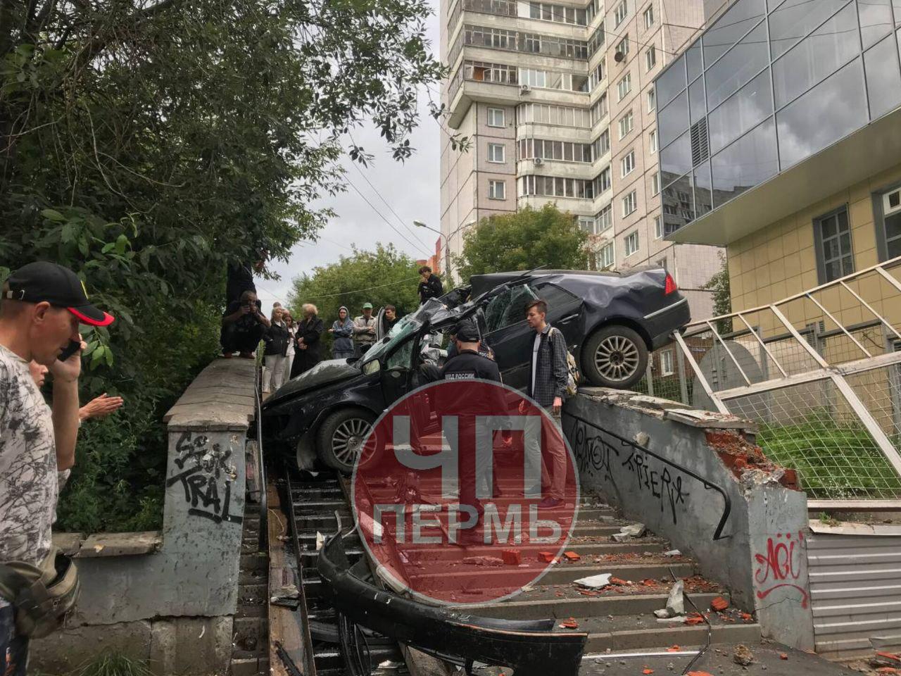 В Перми автомобиль врезался в ограждение и взлетел на пешеходную лестницу