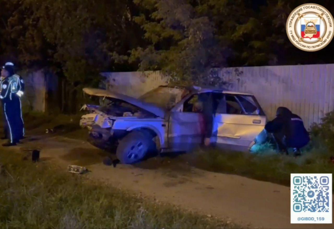 От столкновения с опорой ЛЭП в Перми погиб водитель ВАЗа