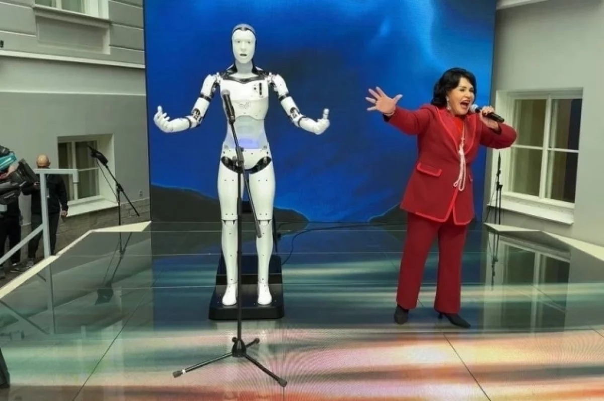 Пермский робот Арди спел с Надеждой Бабкиной на культурном форуме в Петербурге