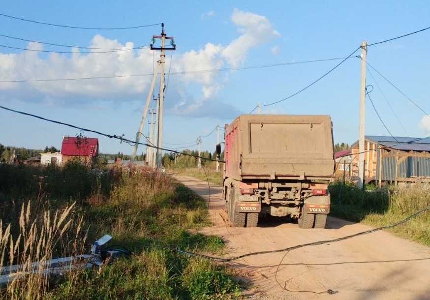 Из-за водителя самосвала в Прикамье без электричества остались коттеджный посёлок и деревня
