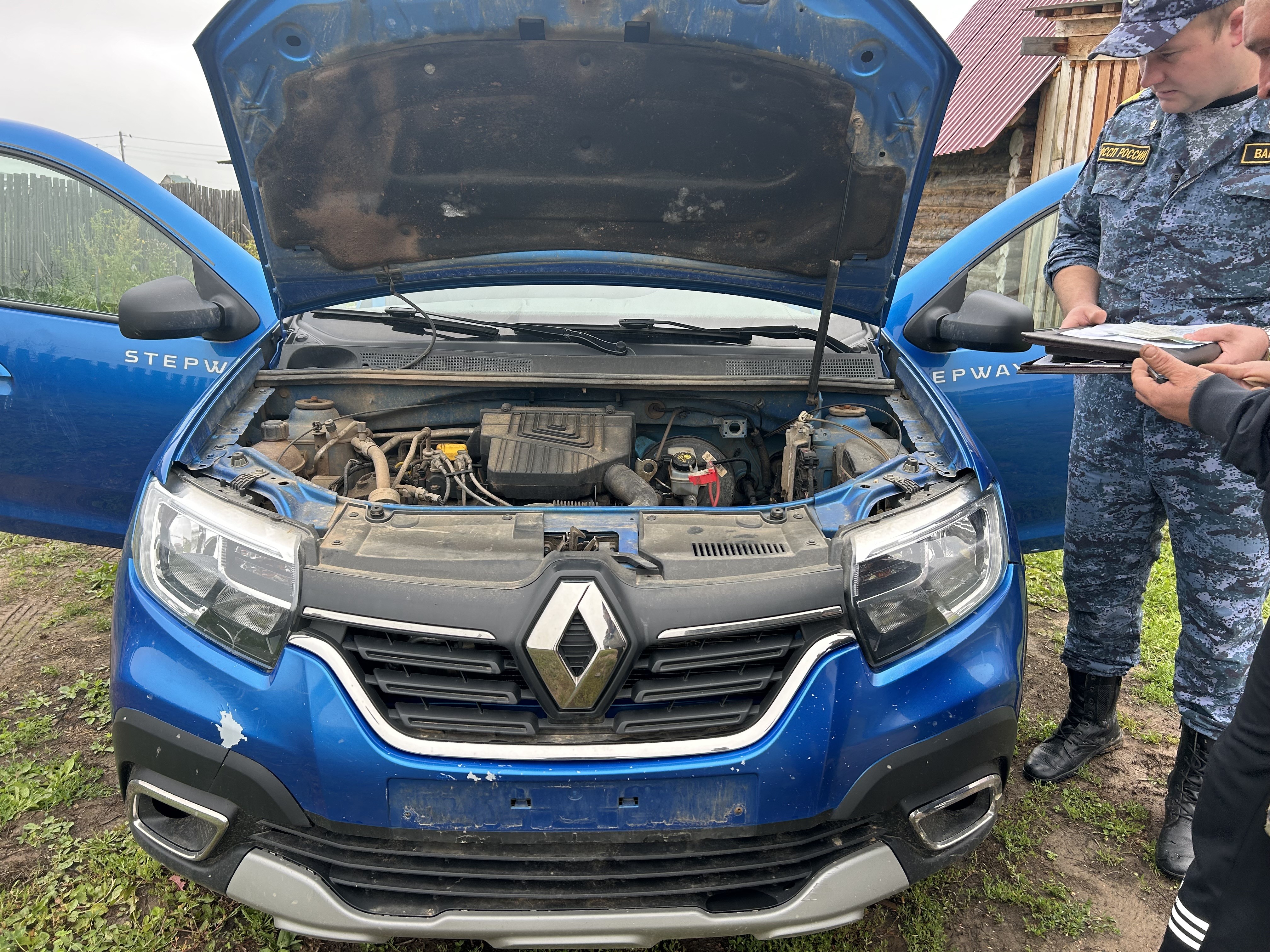 В Пермском крае конфисковали автомобиль пьяного водителя, который наехал на полицейского