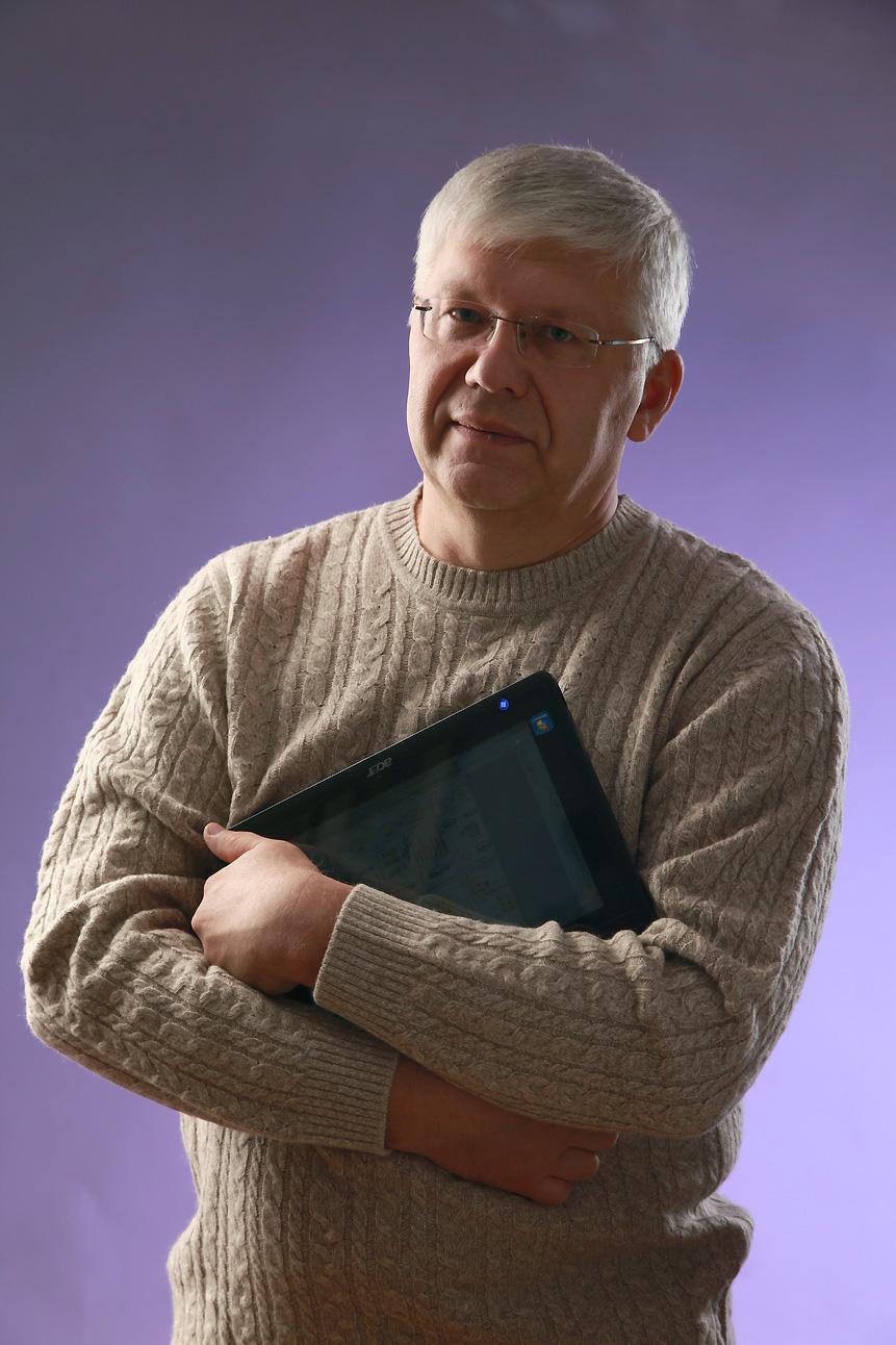 Олег Мухин — научный руководитель Института инновационных технологий, доцент кафедры информационных технологий и автоматизированных систем Пермского национального исследовательского политехнического университета, создатель компьютерной среды моделирования Stratum Jet, на базе которой разработаны уникальные виртуальные учебные пособия четвёртого поколения