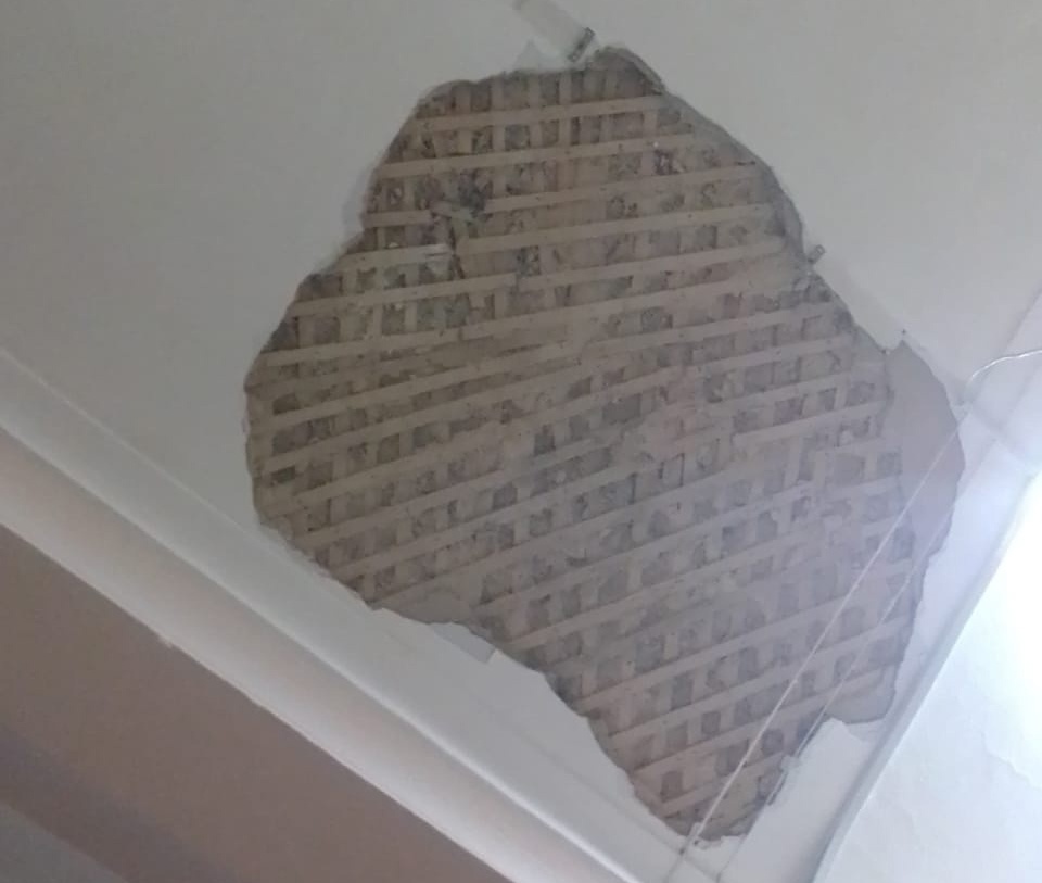 В школе Прикамья с потолка обрушился большой кусок штукатурки