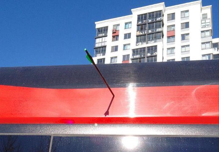 В электробус в Перми попала стрела