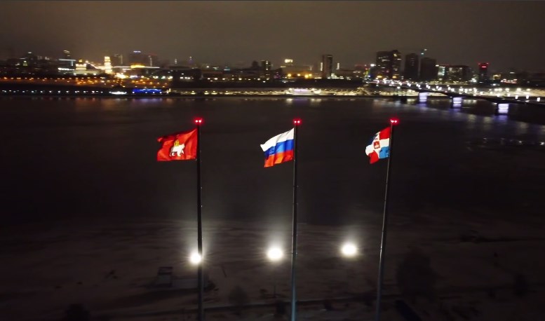 В Перми на правом берегу Камы установили 45-метровые флагштоки с флагами