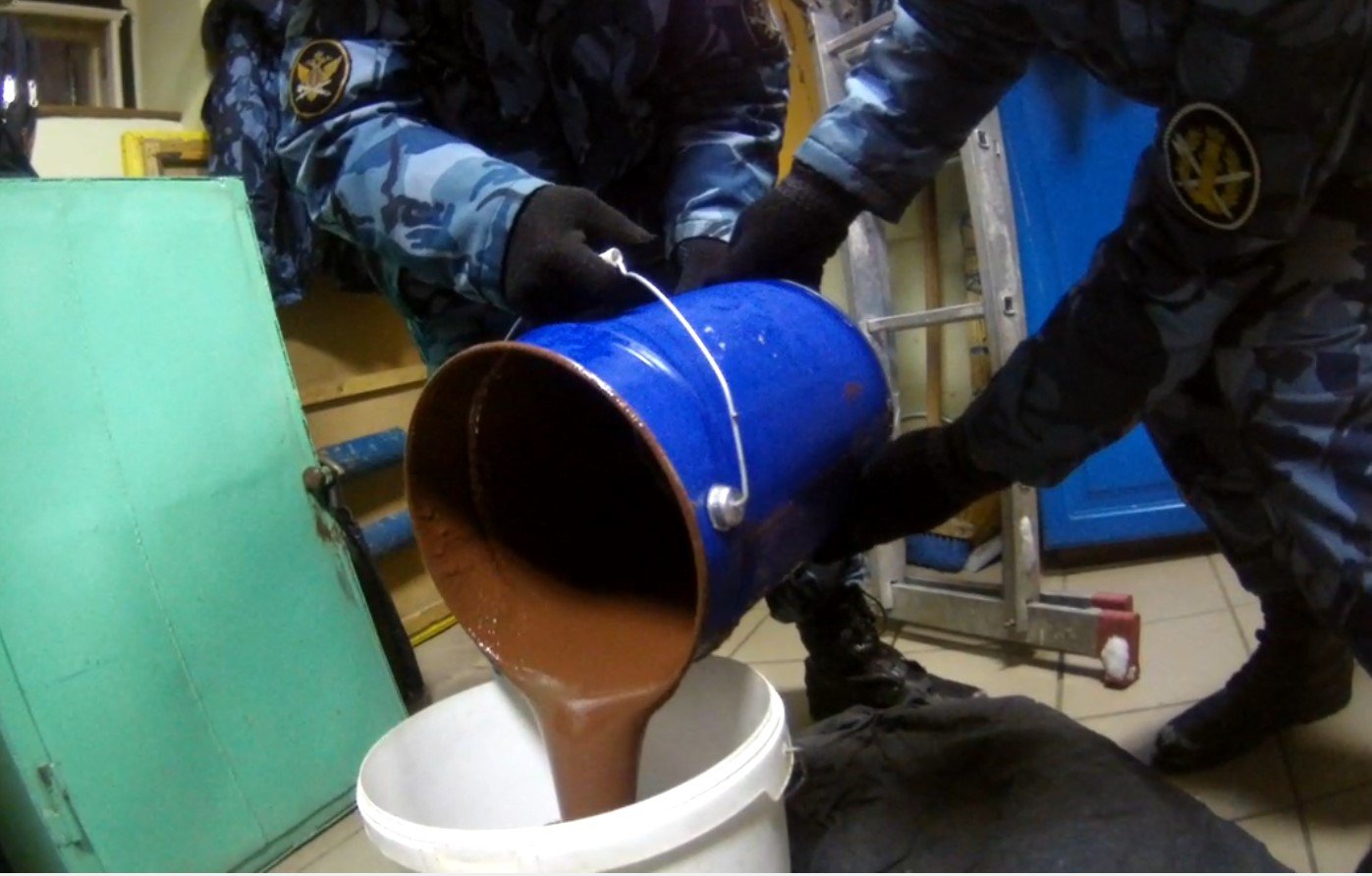 В прикамскую колонию пытались пронести телефоны в банке с краской