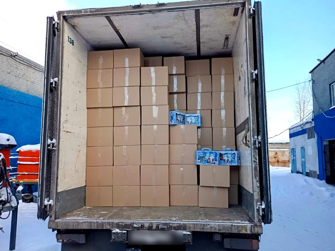 Жители Прикамья собрали для детей ЛНР восемь тонн новогодних подарков