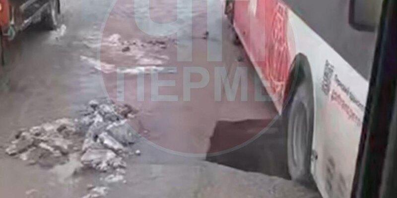 Причиной провала грунта под автобусом в Перми стала повышенная влажность