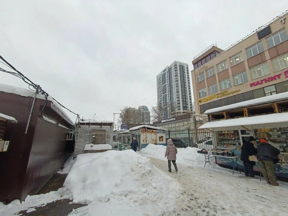 На мини-рынке по улице Островского в Перми снесли один из спорных киосков