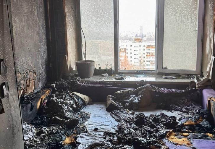Из-за вспыхнувшего дивана в многоэтажке Перми сгорела квартира