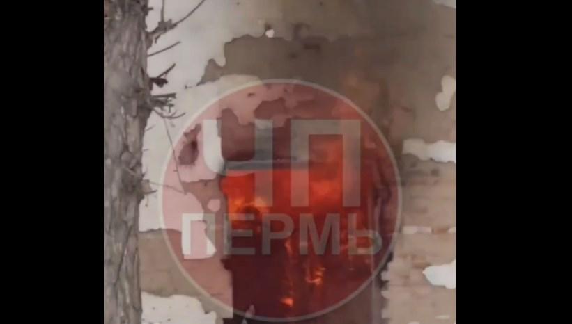 В Перми вспыхнул пожар в заброшенном здании