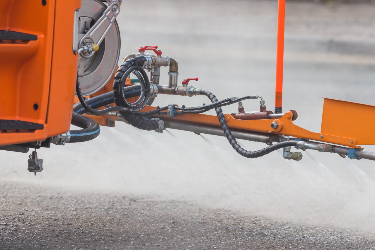 В Великом Новгороде стартовала весенняя уборка дорог с применением «Бионорд Шампуня»