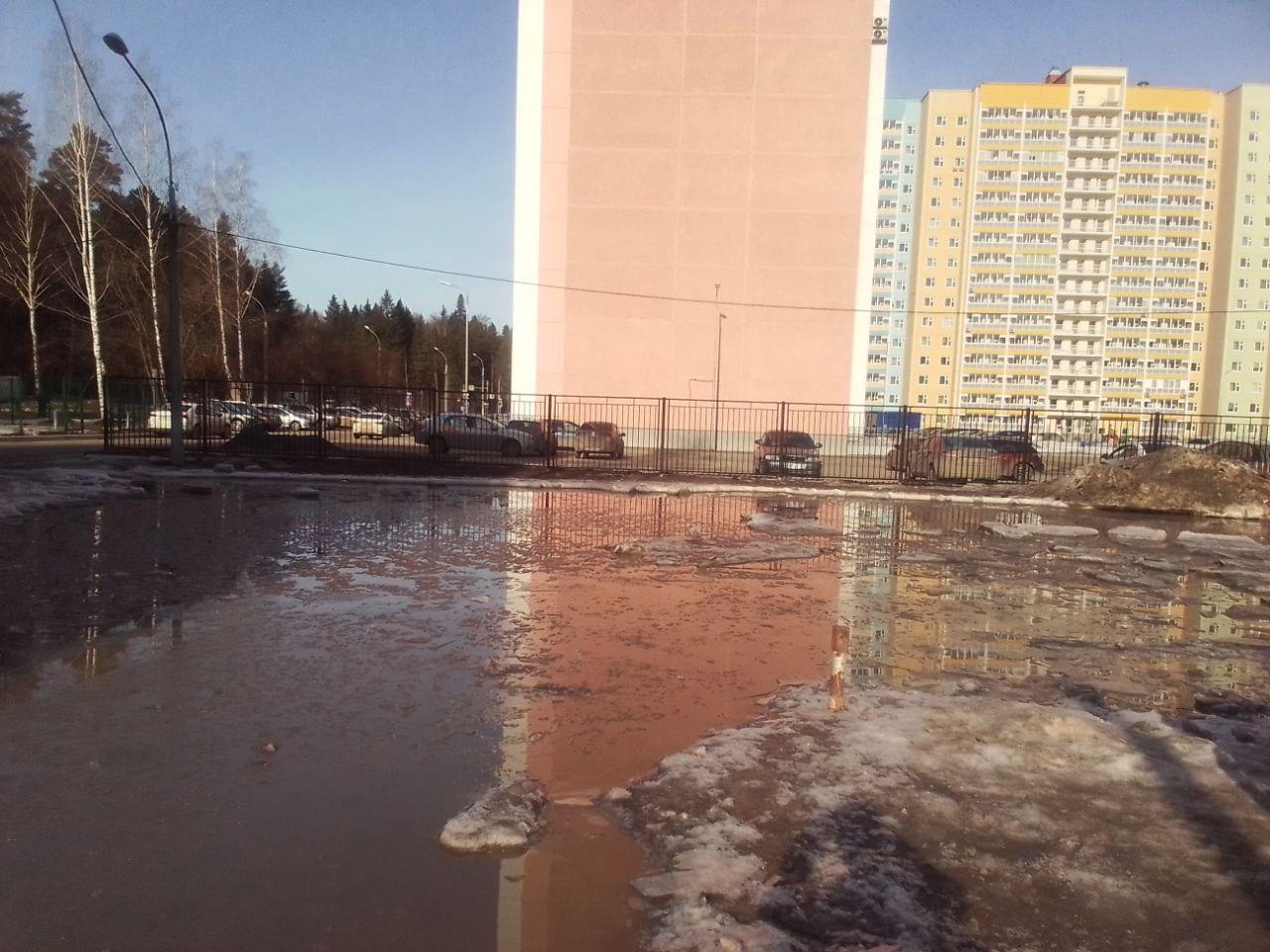 В Перми затопило дорогу рядом с новым домом ПЗСП